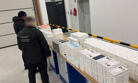 На кордоні зупинили автобус, «фарширований» технікою Apple на 35 млн гривень — митниця