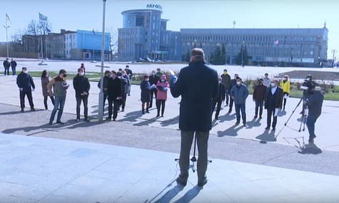 В Сумах сессию горсовета провели на ступеньках мэрии