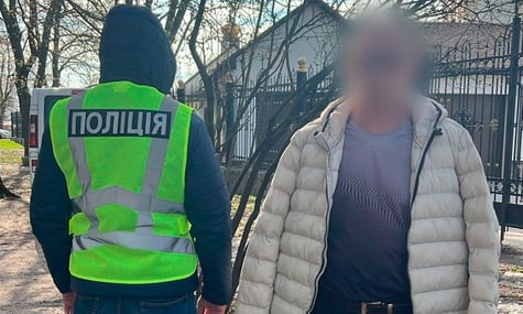 Кидав тренувальні гранати й стріляв із пневматичного пістолета. Поліція затримала чоловіка, який напав на ТЦК з ножем