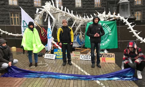 Під Кабміном закликали політиків не ігнорувати проблему зміни клімату