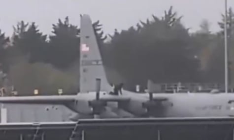 В Ірландії чоловік заліз на крило американського військового літака та пошкодив його сокирою — медіа