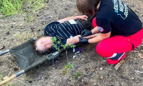 На Рівненщині жінка на понад добу застрягла в болоті, збираючи журавлину. Її врятували