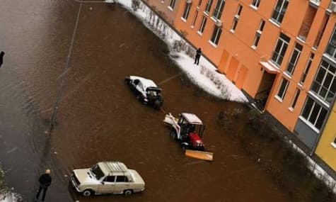 У Києві на території ЖК «Комфорт Таун» стався прорив труби: комплекс затопило