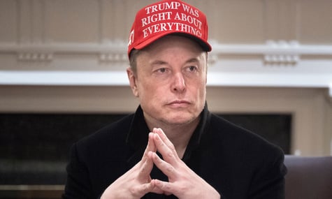 У 2022-му ексагент ФБР намагався попередити Ілона Маска, що його переслідує росія. Зараз він під арештом