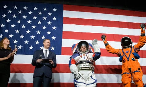 NASA представило нові скафандри космонавтів для польотів на Місяць і Марс