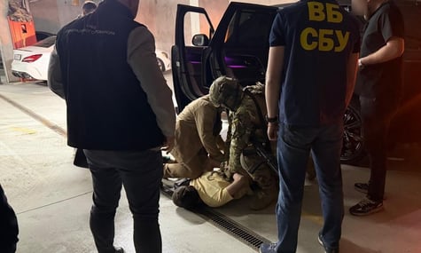 Працівника СБУ затримали на хабарі у $34 тисячі. Він організував схему отримання відстрочок