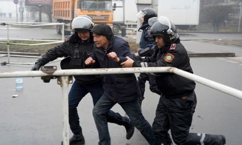 Протесты в Казахстане: власть заявляет о более 4000 задержанных, экс-главу комитета нацбезопасности обвиняют в госизмене