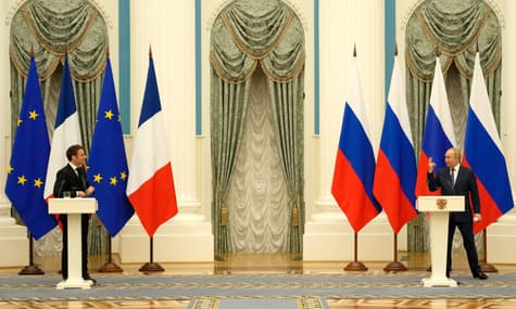 Почему Путин держал Макрона на расстоянии во время встречи? Похоже, глава Франции не хотел сдавать российский COVID-тест