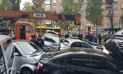 У Києві біля бізнес-центру «Парус» підйомний кран зіткнувся з щонайменше 7 авто