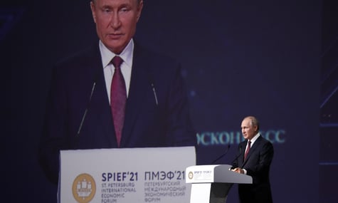 Глава рф володимир путін під час виступу на економічному форумі у Санкт-Петербурзі у 2021 році
