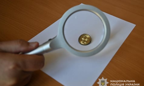На Львівщині чоловік хотів продати брошку, яку знайшов біля річки. Вона виявилася культурною спадщиною, і тепер його судитимуть