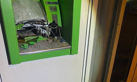 У Києві чоловік розтрощив банкомат, бо побачив, що не має грошей на картці. Його затримали