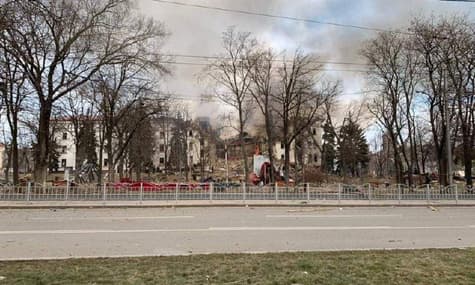 У Маріуполі звільняють мирних жителів з-під завалів Драматичного театру: звідти виходять живі люди