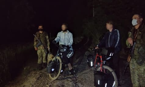 Двое немцев думали, что Украина является членом ЕС, и заехали к нам на велосипедах. Пограничникам пришлось их разочаровать