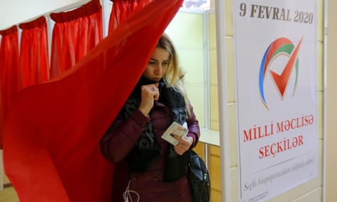 Выборы в Азербайджане: власть празднует победу, наблюдатели сомневаются в итогах, оппозиция результатов не признает