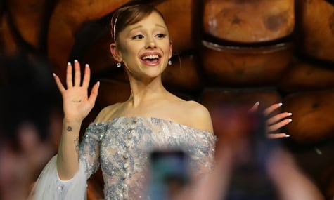 Блогера, який зривав виступи зірок, ув'язнили за те, що він схопив Аріану Гранде на прем'єрі фільму в Сінгапурі