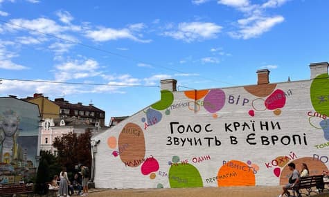 У Києві наказали зафарбувати мурал за картиною Соні Морозюк. До того його обмалювали невідомі