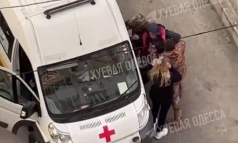 В Одессе мужчину силой затолкали в «скорую» люди в военной форме. В ТЦК назначили проверку