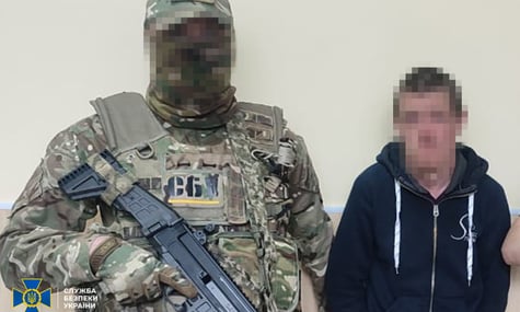 В Донецкой области задержали мужчину, который корректировал удары ГРУ за обещание отношений с российской военной — следствие