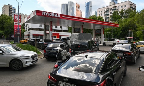 У росії запевняють, що мають достатньо палива. Обмеження на заправках продовжуються