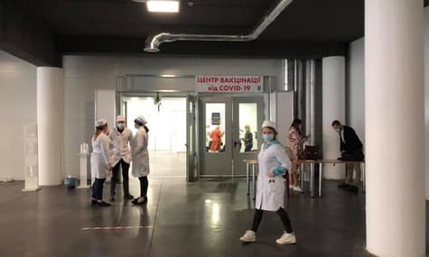 На массовую вакцинацию в Киеве должны были идти только приоритетные группы. Но в соцсетях пишут: приглашения не требуют