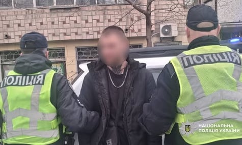 Поліція у Чернігові вилучила в чоловіка стартовий пістолет. Медіа писали, що він стріляв по дітях (ДОПОВНЕНО)