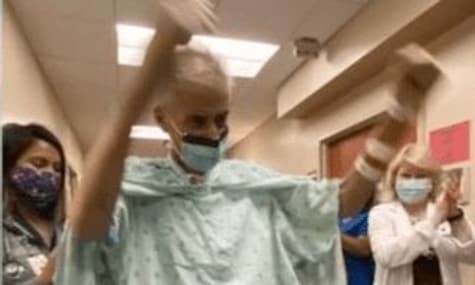 Британский пилот 243 дня боролся с COVID-19. Несмотря на тяжелое состояние, он выздоровел и вернулся домой на Рождество