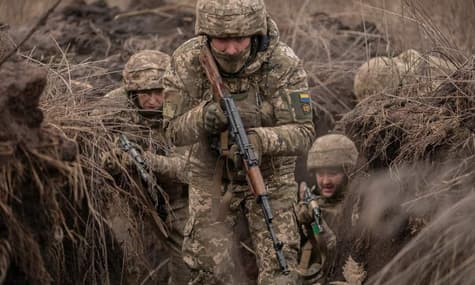 Украинские бойцы поразили пункт управления и районы скопления оккупантов: ситуация на фронте