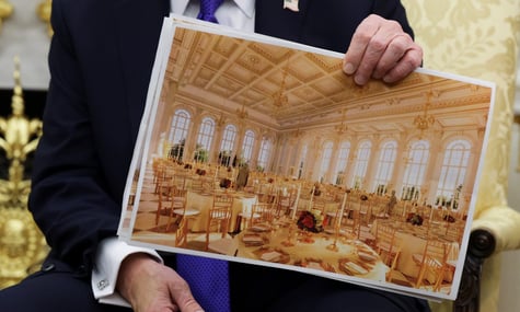 Президент США Дональд Трамп демонструє візуалізацію бальної зали у Білому домі