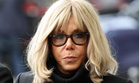 Перша леді Франції назвала феміністичних активісток «дурними с*чками» — це викликало скандал і породило новий гештег