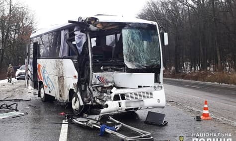 На Хмельниччині автобус зіткнувся з вантажівкою: постраждали 6 людей