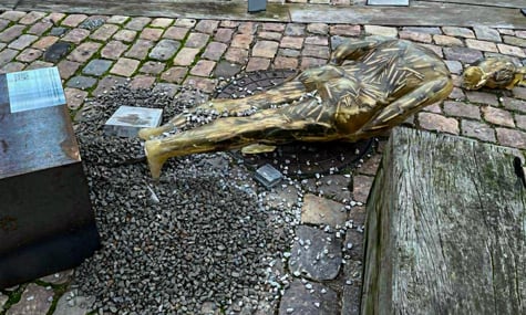 У Данії невідомий зруйнував скульптури української художниці, що розповідали про війну