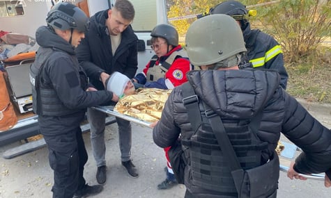 Войска россии атаковали Запорожье, повредив онкобольницу. Среди пострадавших — дети