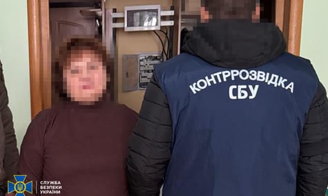 Приїхала в гості — потрапила під варту: в Києві затримали «директорку» школи в Криму за підозрою у співпраці з окупантами