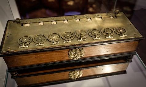 У Франції намагаються продати на аукціоні перший у світі калькулятор. Але науковці та суд проти