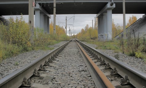 Обвалився міст, і зійшли з рейок десятки вагонів. У Брянській та Калузькій областях через «цілеспрямовані удари» зупинили рух поїздів