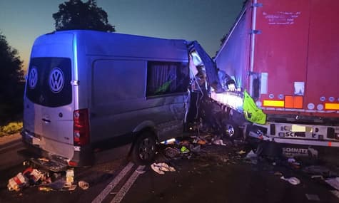 В Польше микроавтобус с украинцами врезался в грузовик. Погибла одна женщина