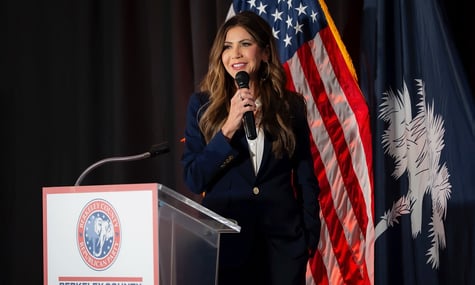 Пілота літака, яким летіла міністерка внутрішньої безпеки США, звільнили через її забуту ковдру — WSJ