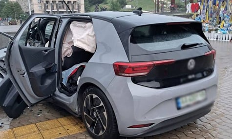 На Майдані автівка влетіла в бетонне загородження підземного переходу. Водій у лікарні