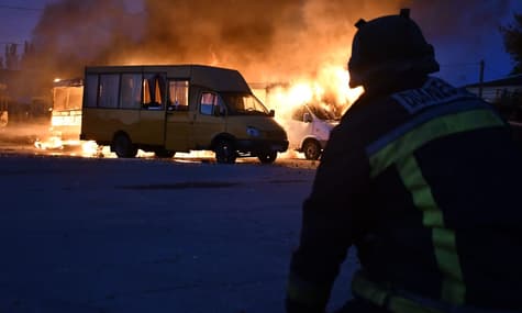 россияне ночью обстреляли Херсон: горели маршрутки, повреждена техника спасателей