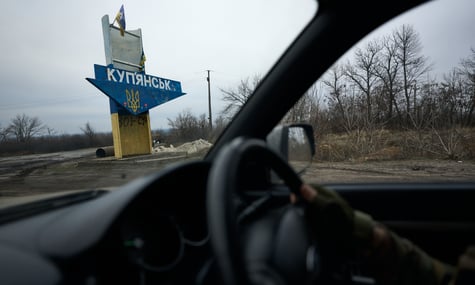 Волонтери 28 разів евакуювали з Куп'янська літню родину, яка щоразу поверталася до свого городу