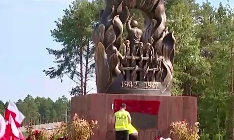 У Польщі взяли під варту українця, який написав «Слава УПА» на пам'ятнику загиблим у Волинській трагедії