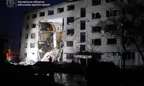 Запоріжжя атакували десятки дронів та ракет: зруйновано гуртожиток, є загиблі і 15 постраждалих (ДОПОВНЕНО)