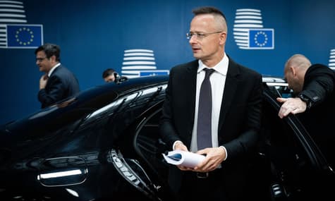 Угорщина досі блокує рішення ЄС, бо «ОТП Банк» у списку спонсорів війни. Її закликали відкинути сварки з Києвом