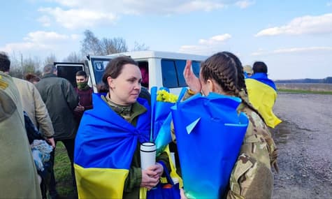 Украина вернула из плена еще 100 защитников и защитниц. Среди них — защитники Мариуполя, Гостомеля и Змеиного