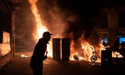 У містах Іспанії спалахнули протести через затримання репера. Між поліцією та мітингарями сталися сутички