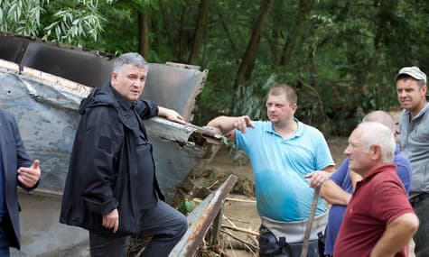 Паводок на Прикарпатті: важка техніка прибула у постраждале селище лише перед приїздом Зеленського
