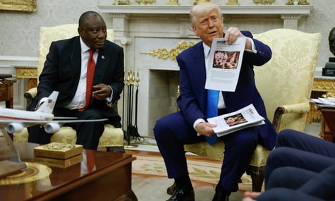 Фото з «мертвими білими фермерами», яке Трамп показав президентові ПАР, насправді зроблене в іншій країні