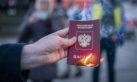 Болгарія видасть рф росіянина, який спалив свій паспорт, виступаючи проти вторгнення в Україну