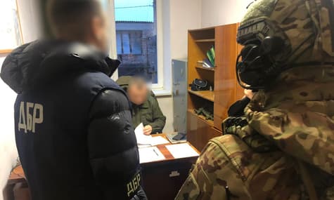 На Львівщині ДБР викрило на хабарництві начальника військкомату. Йому загрожує до 10 років ув'язнення